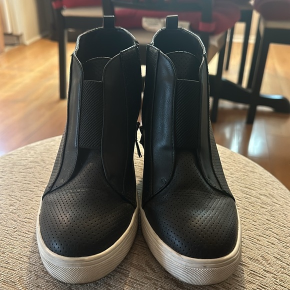 Chic Wedge sneakers black with white wedges. - Picture 2 of 5